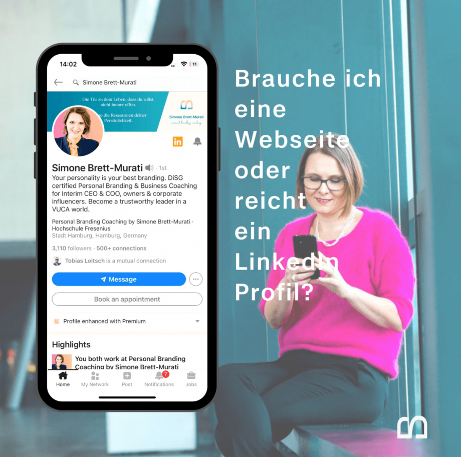 Smartphone Mock Up von Simone Brett-Muratis' LinkedIn Profil mit Simone Brett-Murati im pinken Pullover am Handy sitzend als Hintergrund