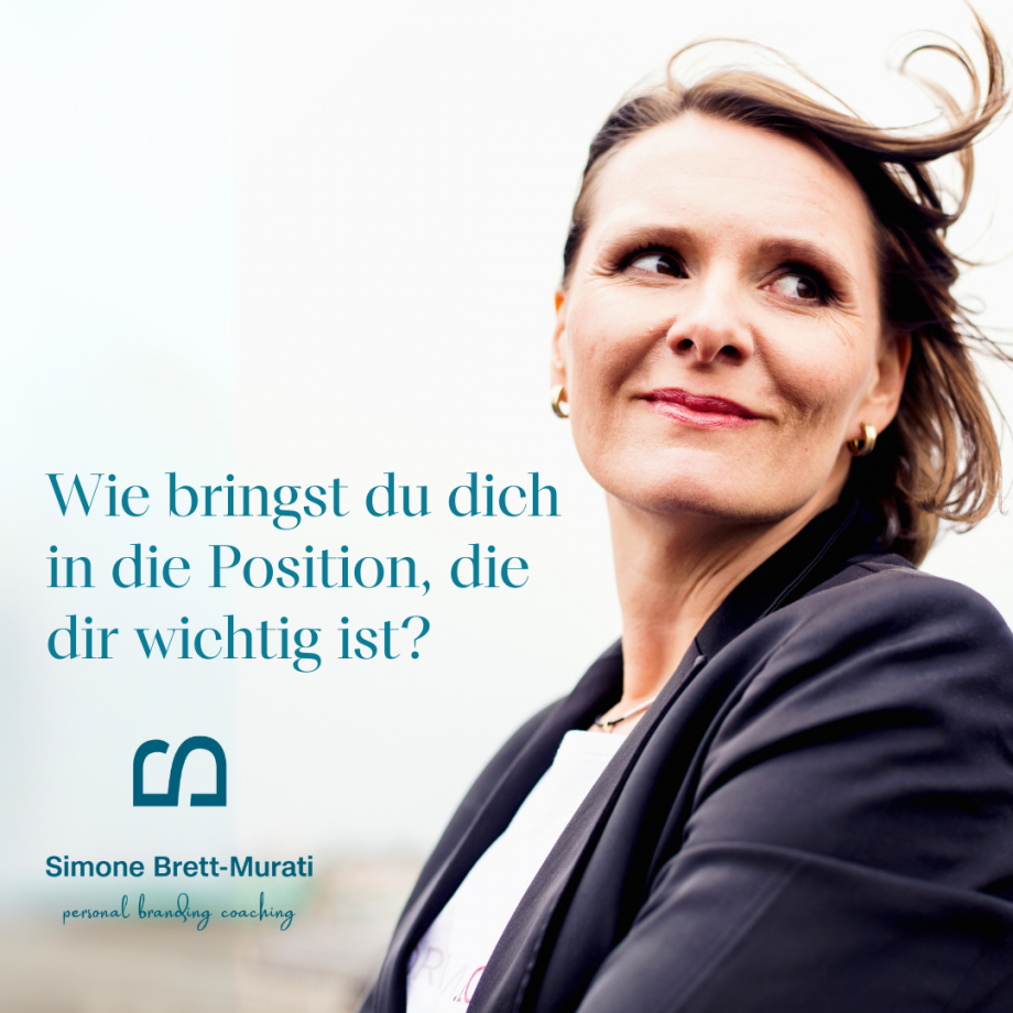 Textelement links im Bild mit Logo und Simone Brett Murati schaut zur Seite