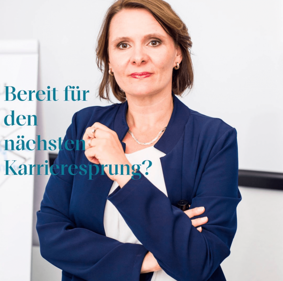 Simone Brett-Murati in Pose im dunkel blauen Blazer und Textauszug 